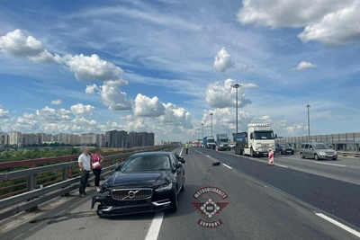 На юге КАД столкнулись мотоцикл и Volvo: водитель погиб