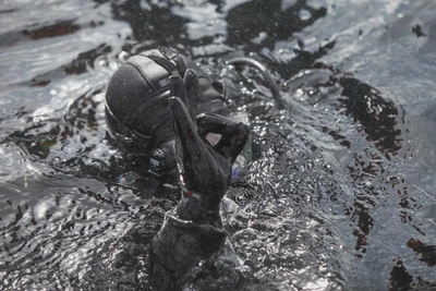 Водолазы нашли тело пропавшего на острове Русский