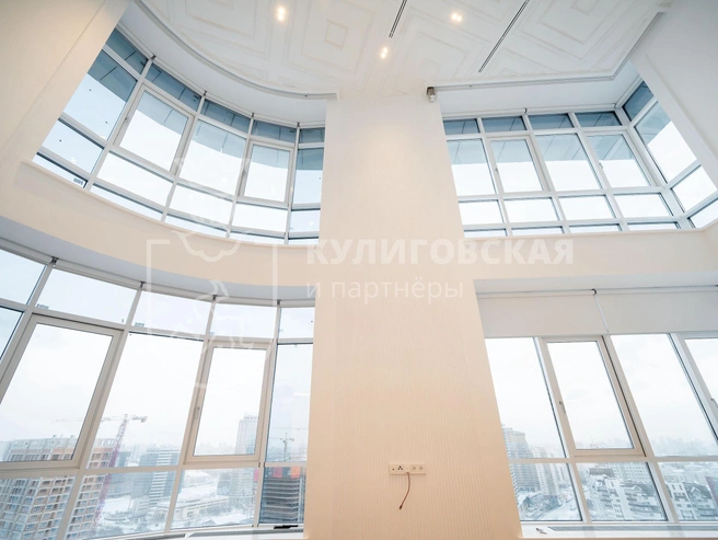 Высота потолков в гостиной достигает восьми метров. | Источник: «Кулиговская и партнеры»