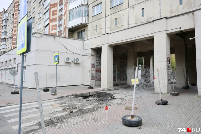 Обычно эта арка открыта, она ведет на улицу Пушкина, откуда жители соседних домов привыкли заезжать к себе во дворы | Источник: Михаил Шилкин