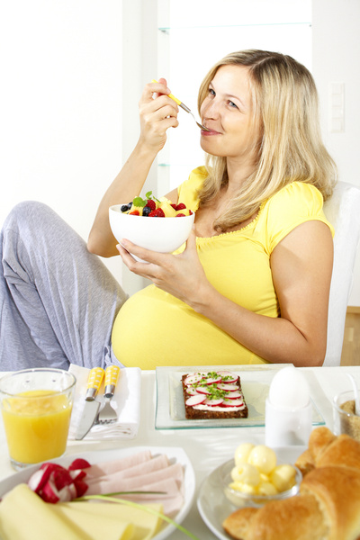 Пищевой образ жизни будущей мамы может быть причиной аллергии у ребенка после рождения