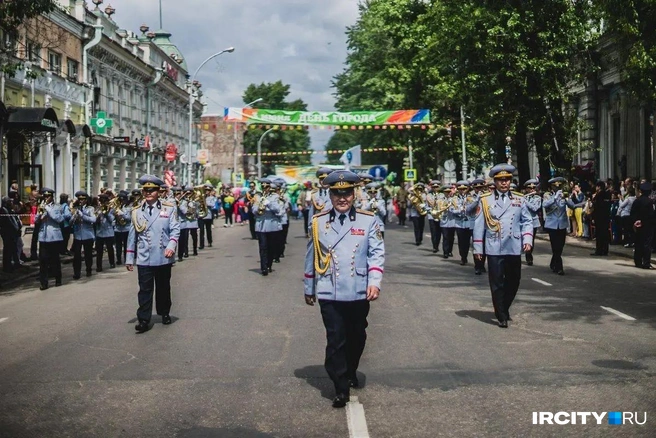 Местами праздничная колонна всё больше походила на парад | Источник: Кирилл Фалеев / «ИрСити»