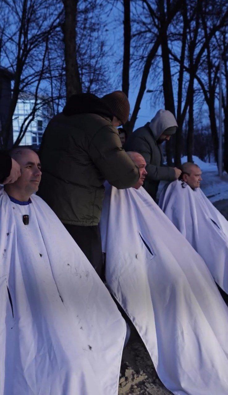 «Добрым быть не стыдно»: зачем популярные уфимские блогеры побрились налысо