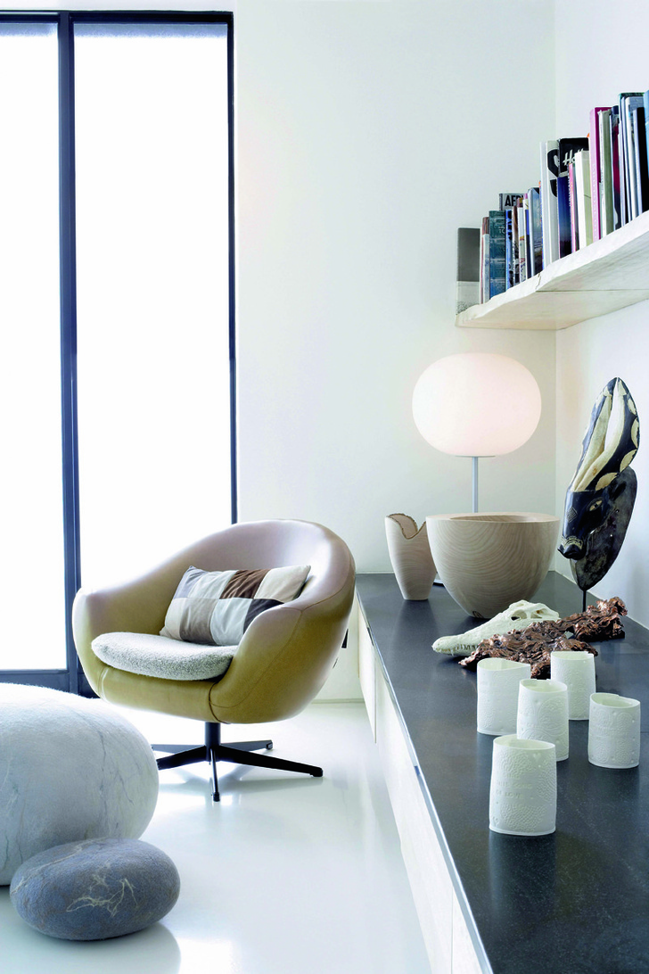 Перекличка округлых форм в интерьере гостиной: фетровые пуфы Ronel Jordaan, лампа Glo-Ball, дизайн Джаспера Моррисона, Flos, деревянные вазы от Джона и Эндрю Эрли.