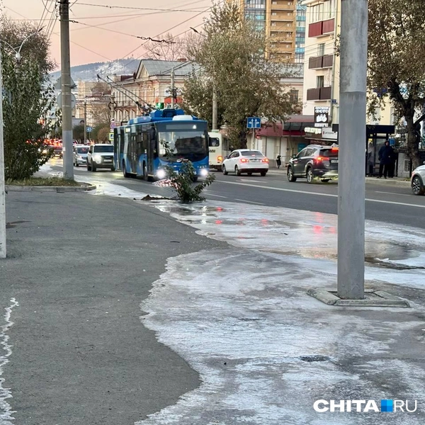 Бежит ручей, течет ручей. Наледь стала образовываться на улице Бутина в Чите | Источник: «Чита.Ру»