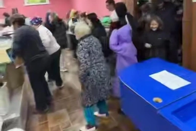 Давка на открытии магазина в Апастово: видео