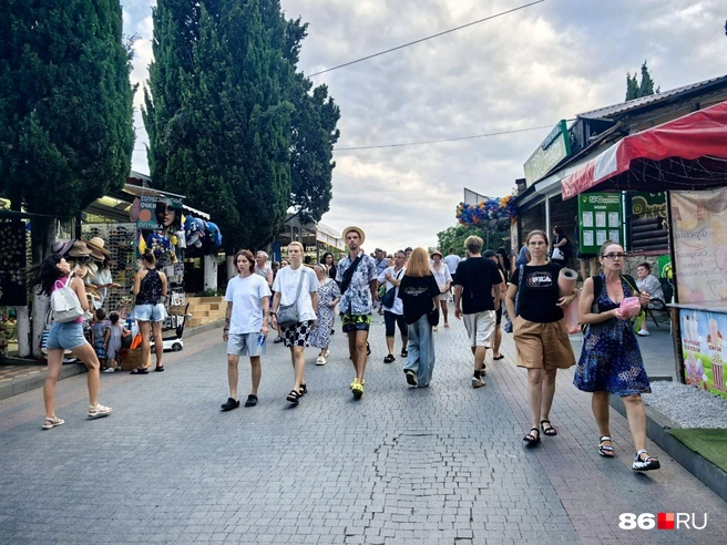 Любимое место отдыхающих в Судаке — Кипарисовая аллея | Источник: Анастасия Шевякова / 86.RU