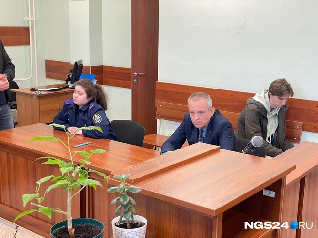 Адвокат внимательно слушал всё, что рассказывал Владимир | Источник: Мария Зарукина / NGS24.RU