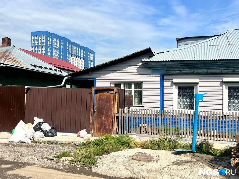 Дом у бабы Лены небольшой, а ворота всегда открыты | Источник: Настасья Медведева / NGS.RU