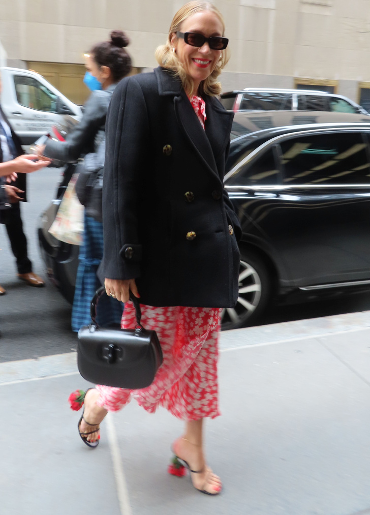 Лучший образ недели: Хлоя Севиньи в бушлате и туфлях Loewe с розой вместо каблука
