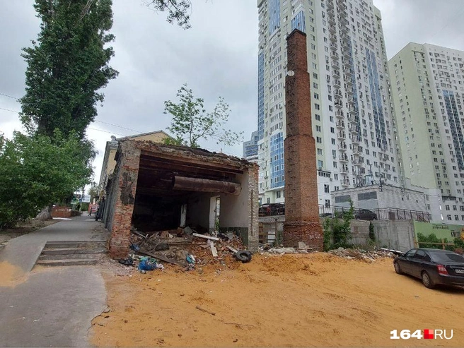 Раньше тут стоял архитектурный памятник, который пришел в аварийное состояние | Источник: Сергей Петунин / 164.RU