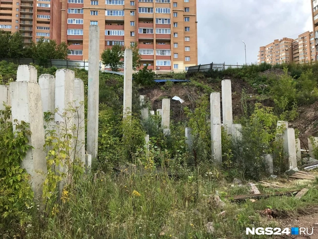 Из-за брошенного строительства на 2-й Огородной со склона «начали сползать» соседние дома. На фото — фундамент одного из недостроев «Реставрации» | Источник: Дмитрий Мамаев / NGS24.RU