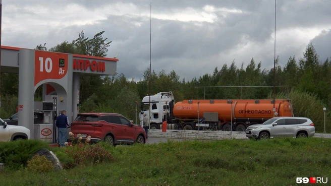 Пермская сеть АЗС «Нефтехимпром» отменила ограничения на заправку из-за поставки топлива | Источник: Кирилл Хафизов / 59.RU