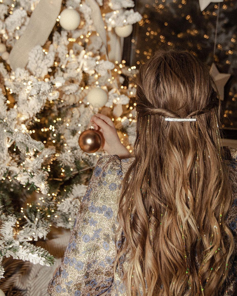 Фото №1 - Русалочьи волосы: блестящий бьюти-тренд из ТикТока для новогодних причесок 🧜‍♀️