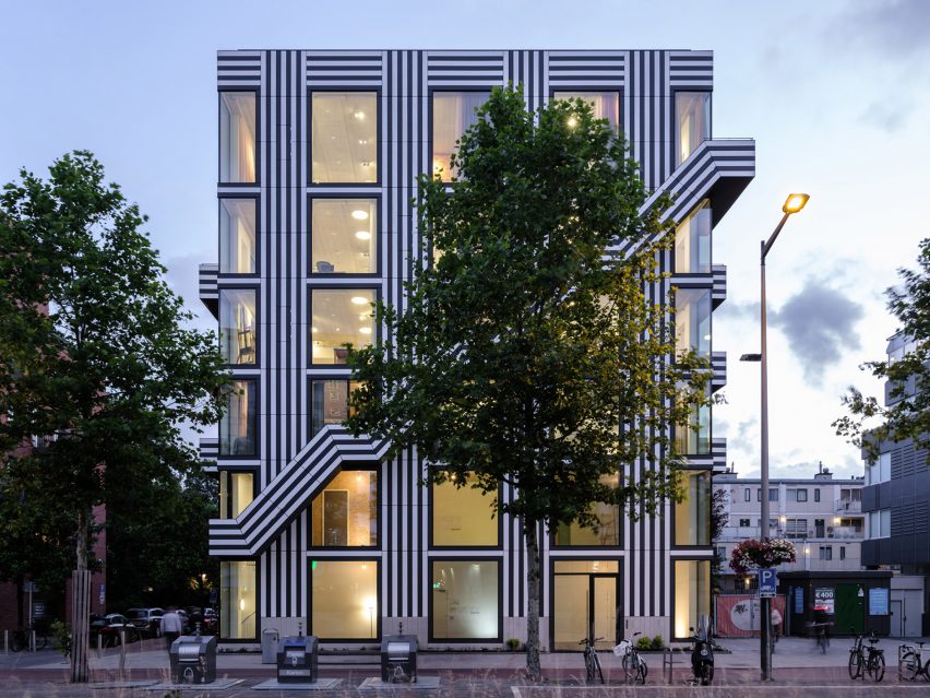 Дом с монохромным принтом на основе шрифта в Амстердаме | Источник: Ossip