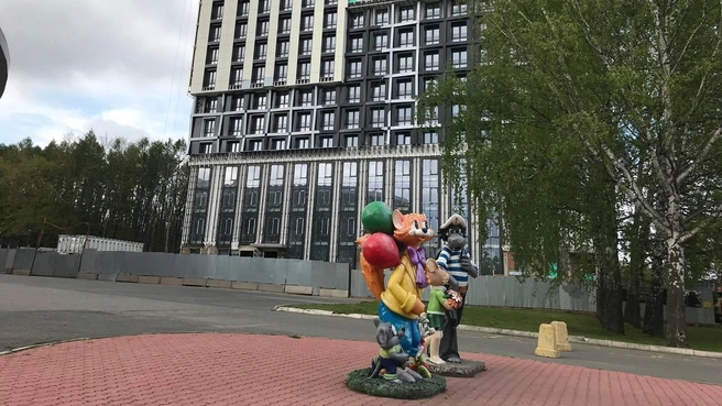 Кажется, за тем забором площадка может оказаться веселее, чем перед цирком | Источник: Антон Селиверстов / UFA1.RU