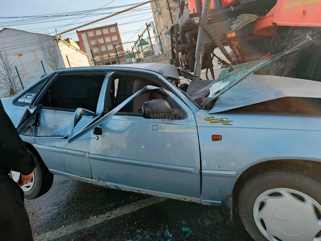 Судя по номеру, водитель иномарки приехал из Кемерово | Источник: «Инцидент Новосибирск» / Vk.com