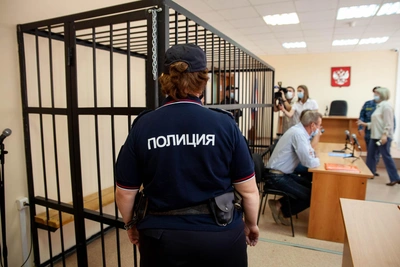 Угрожал выбросить детей из окна: жительницу Ишима осудили