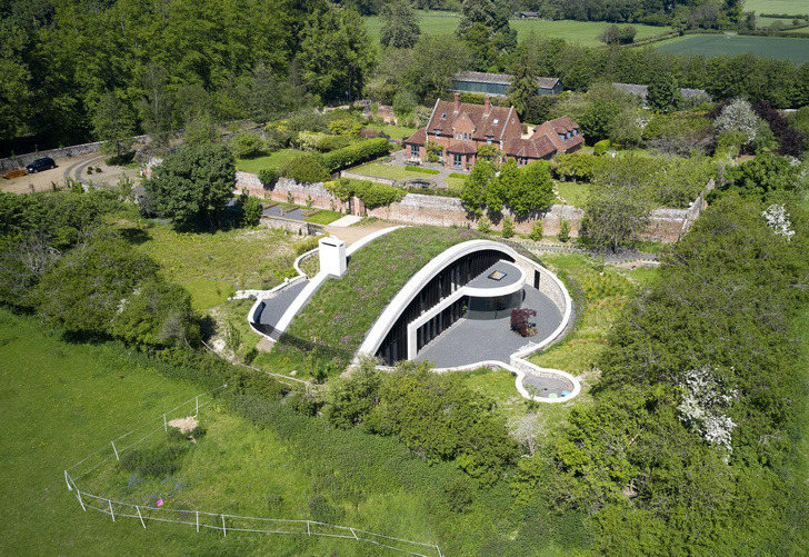 Архитекторы построили дом-нору среди холмов в Англии