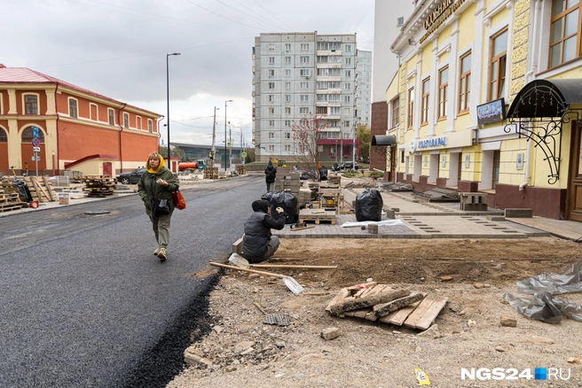 Вокруг хаос и перекрытия, людям приходится идти по той же дороге, где одновременно работает асфальтовый каток | Источник: Мария Ленц / NGS24.RU