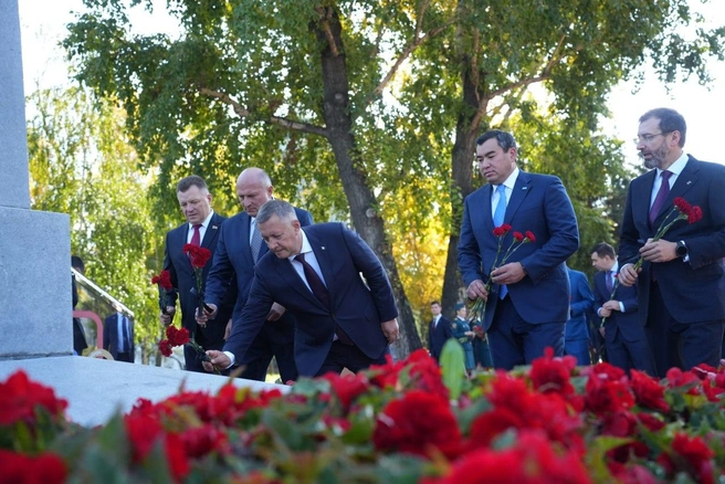 Возложение цветов к мемориалу Вечный огонь | Источник: телеграм-канал губернатора Иркутской области Игоря Кобзева 