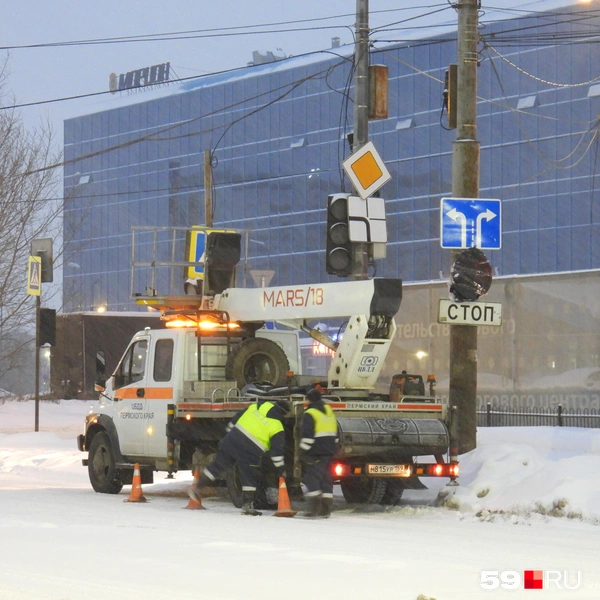 Сотрудники Центра безопасности дорожного движения отключили светофор на шоссе Космонавтов у «Мориона» | Источник: Кирилл Хафизов / 59.RU