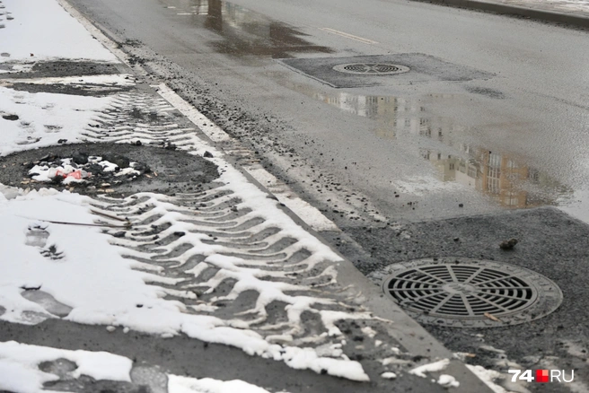 Новая дорога из-за заплаток выглядит так, будто ремонта и не бывало  | Источник: Наталья Лапцевич