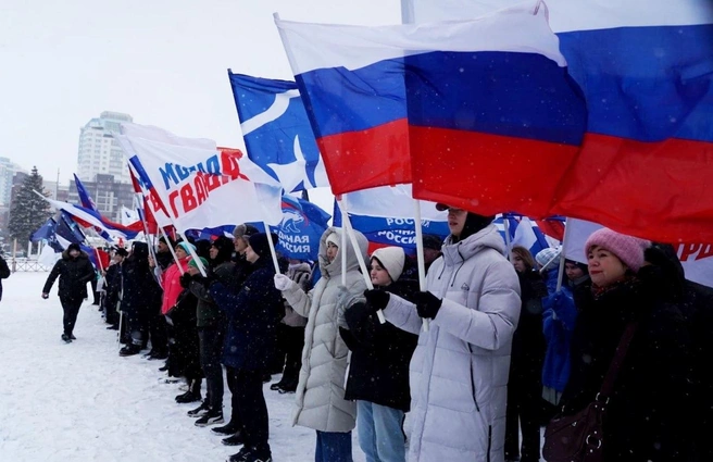 Непогода не испугала самарцев, желающих посетить митинг-концерт | Источник: Юлия Рубцова