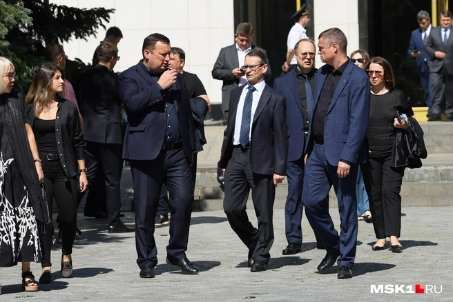 В центре кадра (в очках) — заместитель министра образования и науки России Александр Климов | Источник: Артем Устюжанин / MSK1.RU