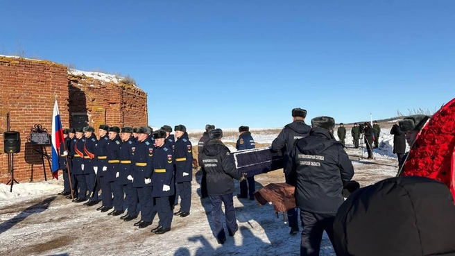 После чтения Псалтири гробы перевезли из действующей церкви в Богатовском районе к фамильному склепу Аксаковых у разрушенного Никольского храма в Борском районе | Источник: Эдуард Ардабьев / Vk.com