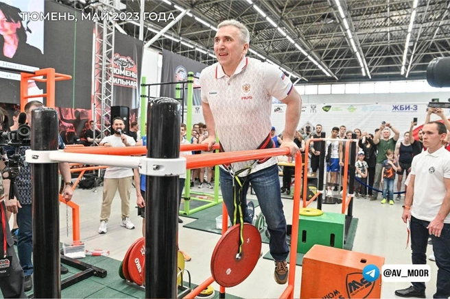 С юности Александр Моор занимается спортом. Физическую форму губернатор поддерживает до сих пор | Источник: Александр Моор / T.me