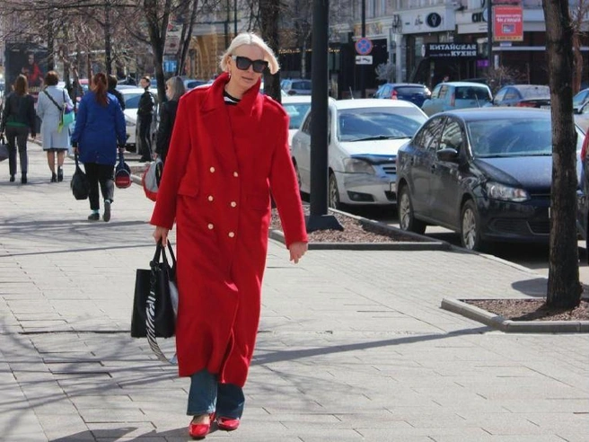 Смелые дамы носят красные пальто | Источник: «На модных щах» / Telegram