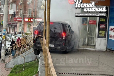 Застрявший в пандусе ТЦ автомобиль задымился на Сельмаше