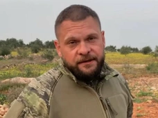 Сильные ожоги по всему телу, но пытается говорить: видео с Евгением Поддубным, которого доставили в Москву