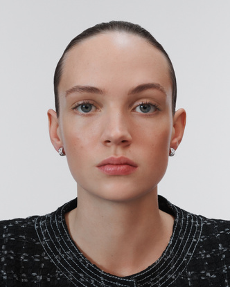5 способов стилизации серег Chanel
