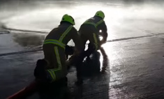 Как пожарных учат укрощать вышедший из-под контроля шланг (видео)