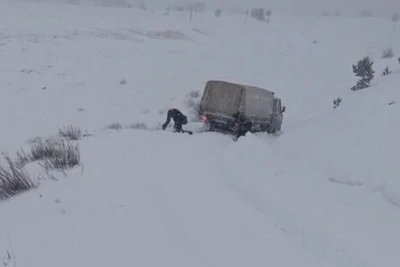 Похоронная процессия застряла в снегу на двое суток