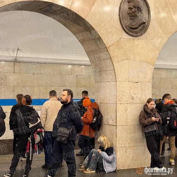 Пассажиры толпились на платформах, другие — томились в тоннеле: что происходило в метро Петербурга | Источник: Валентин Егоршин / «Фонтанка.ру»