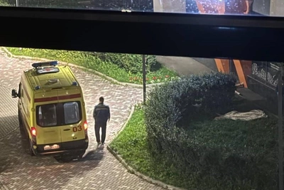 Под окнами высотки в Екатеринбурге нашли обнаженный труп