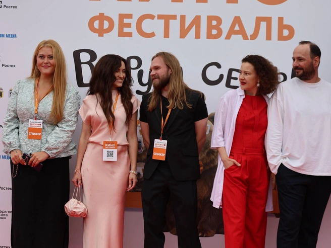 Продюсер Алексей Курцын (в центре, в черном), брат Романа | Источник: Александр Куренной / 76.RU