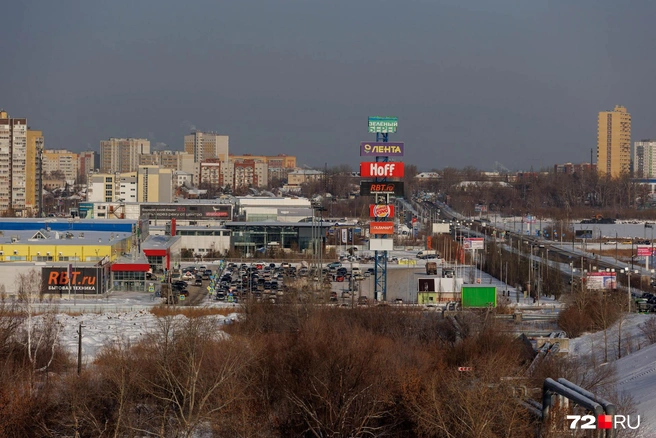 На другом берегу видно ТЦ&nbsp;«Зеленый берег» и парковку рядом с ним | Источник: Ирина Шарова / 72.RU