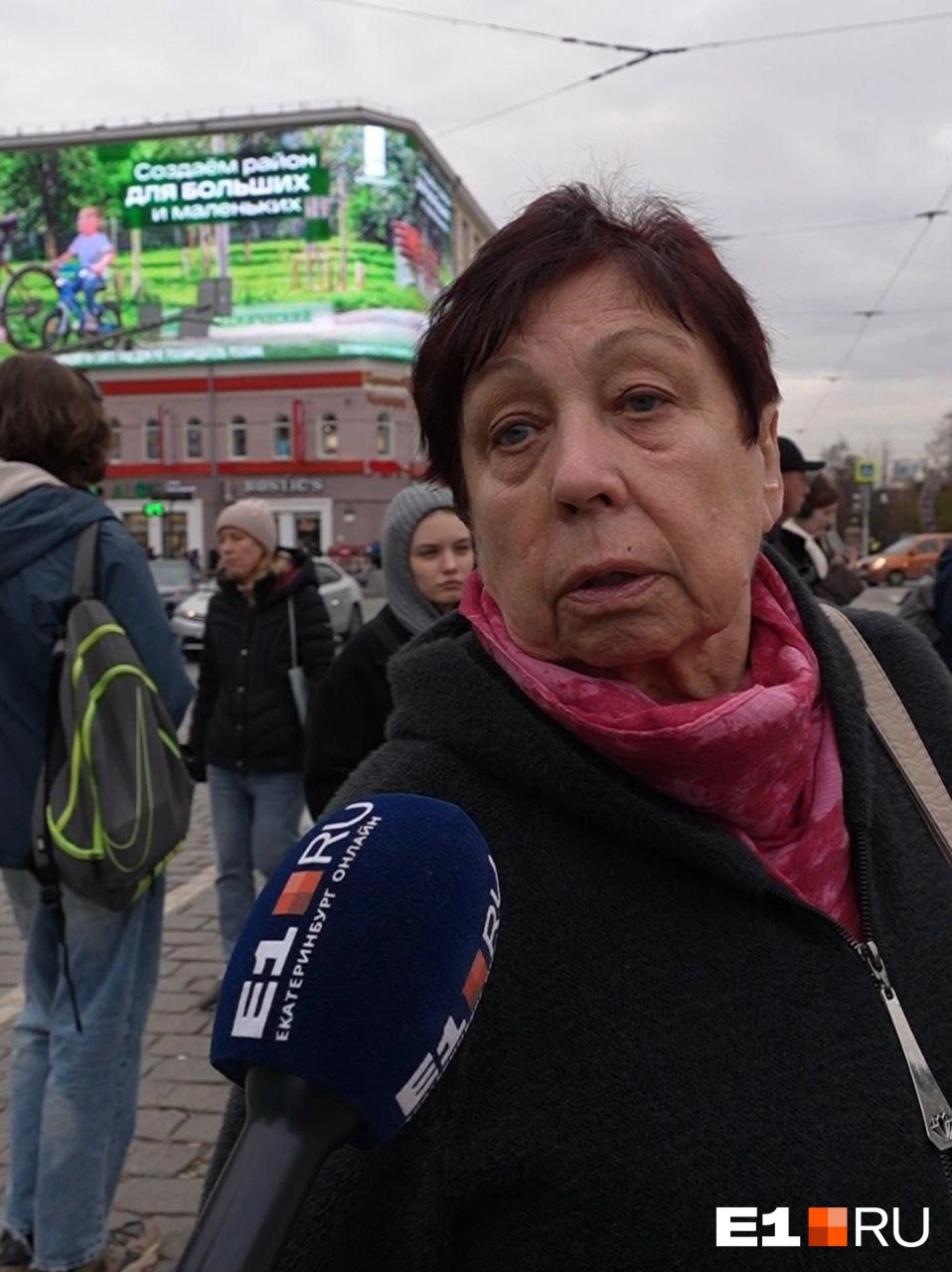 Лидия Федоровна возмущена, что на улицах снесли все остановки | Источник: Анастасия Копыркина / E1.RU