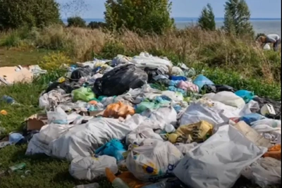 Пляж на Обском водохранилище завалили мусором