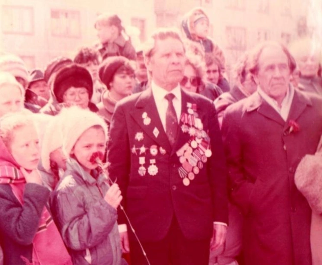 Ветеран Мальчиков Александр Кузьмич рядом с юными югорчанками | Источник: pobeda.archivesugra.ru