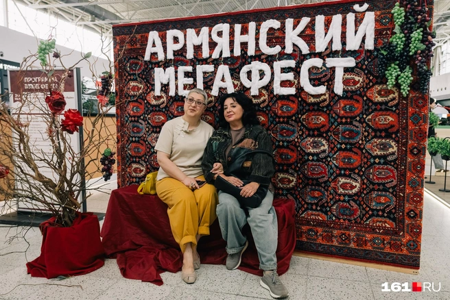 На главном входе в ТЦ&nbsp;посетителей встречала фотозона-ковер | Источник: Евгений Вдовин / 161.RU