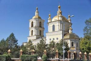 Из храма домой | Источник: kuzrab.ru