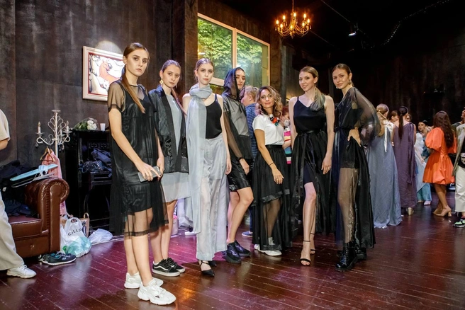 — Я ведь могла сто раз отказаться от показа, потому что уже понимала, что не буду создавать производство модной одежды: слишком большие инвестиции для этого нужны. А заниматься кустарщиной не хотелось | Источник: Инна Платонова