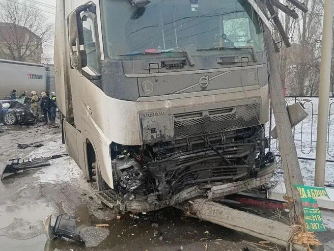 Полиция выясняет точные обстоятельства аварии и устанавливает виновного водителя. | Источник: ГУ МВД России по Волгоградской области
