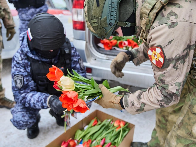 Курсанты не только вручали цветы, но и адресовали женщинам тёплые поздравления. | Источник: Александр Ощепков / NGS.RU