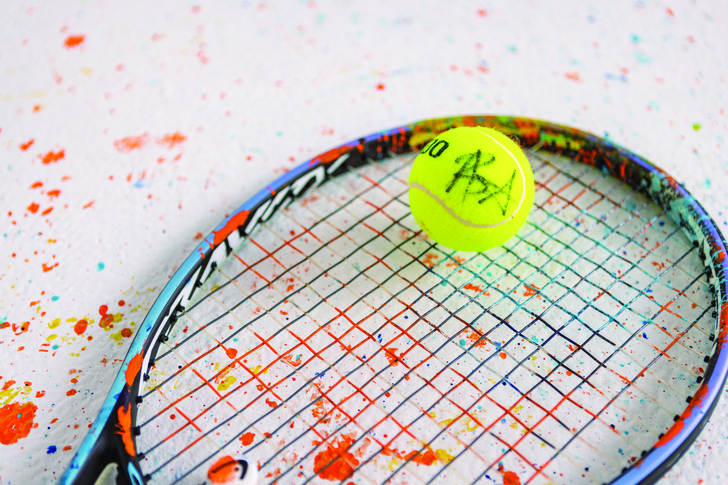 Фото №4 - Картина, нарисованная… теннисными ракетками и мячами с краской — это стоит увидеть